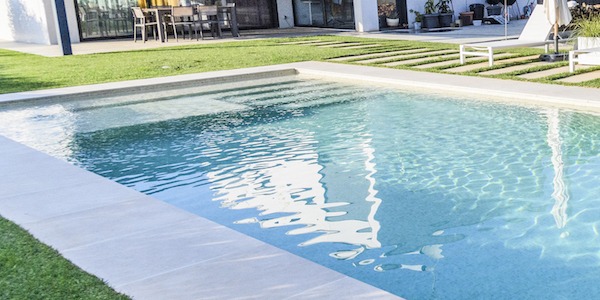 Cómo afecta rellenar piscinas con agua de mar